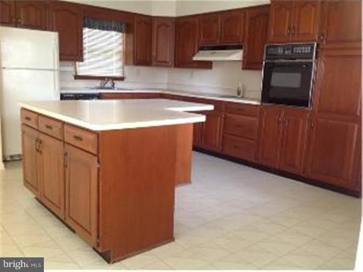 512 Barry Drive Springfield, PA 19064 - Photo 4 of 22 Kitchen