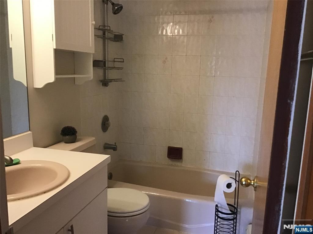 411 Chestnut Street, Unit 2 Ridgefield, NJ 07657 - Photo 7 of 10