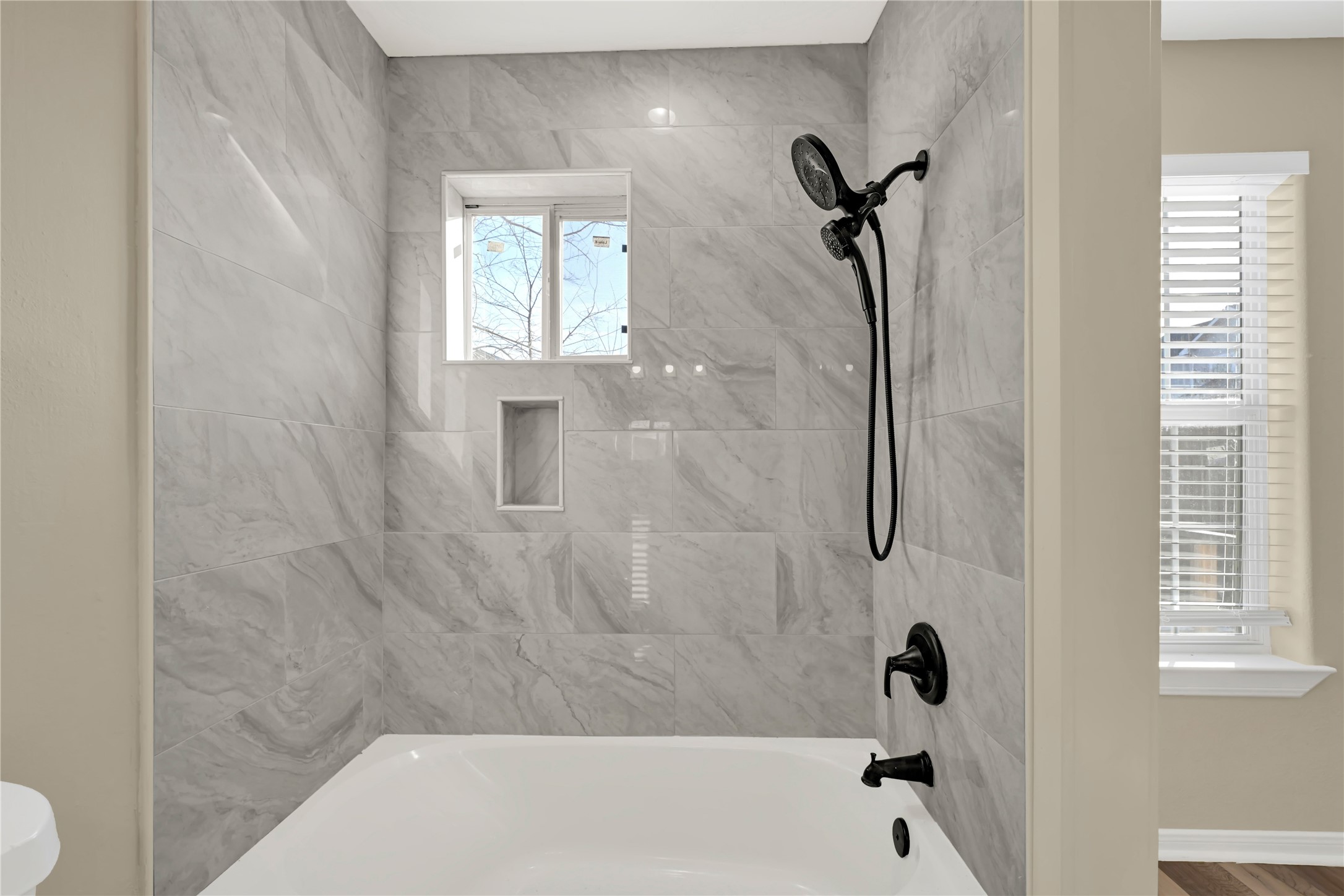 7814 Avenue F Houston, TX 77012 - Photo 18 of 28 a bathroom with a bathtub