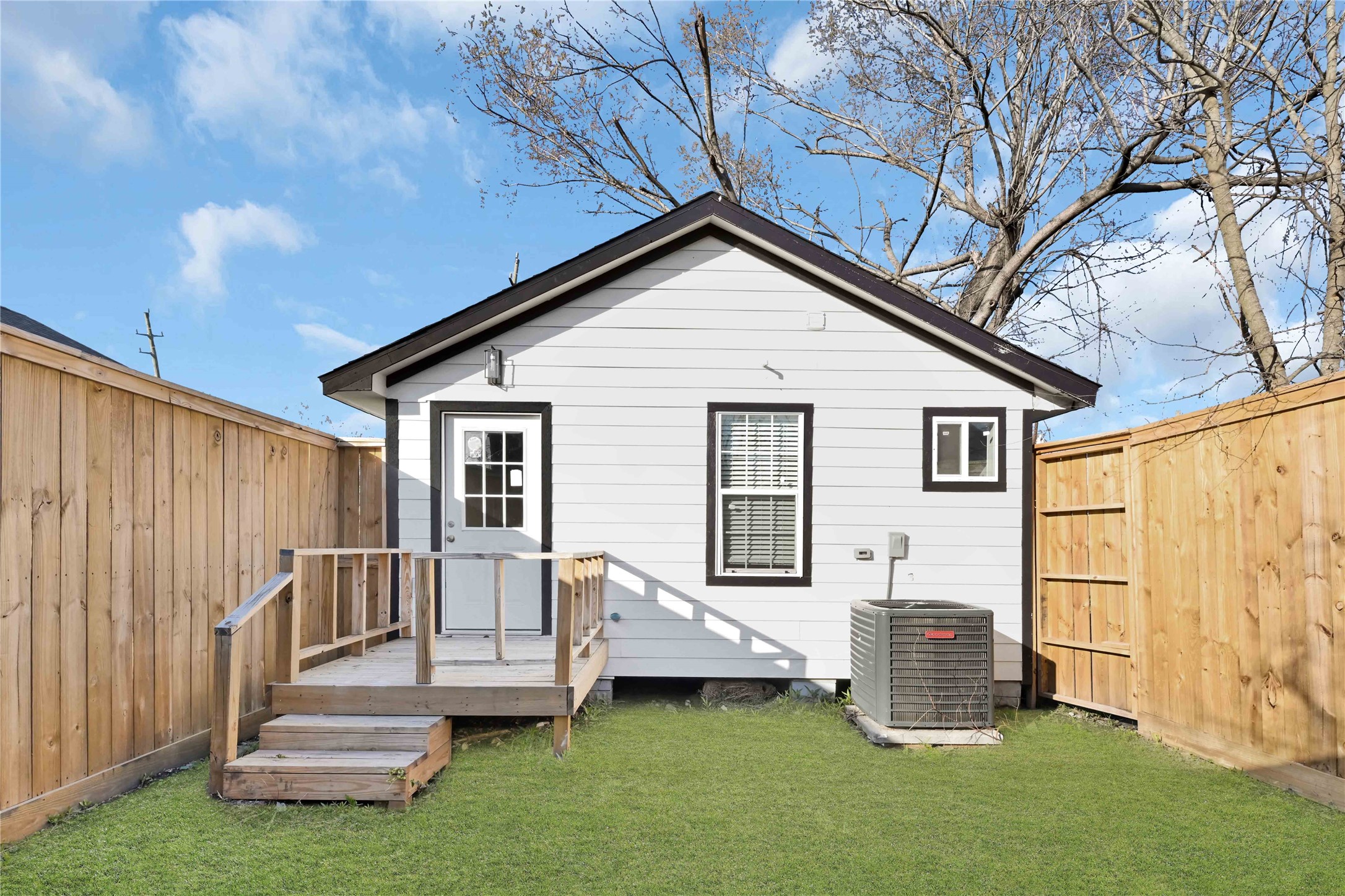7814 Avenue F Houston, TX 77012 - Photo 24 of 28 a front view of a house with a garden