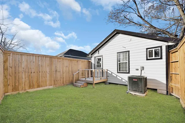 a view of a house with backyard and garden