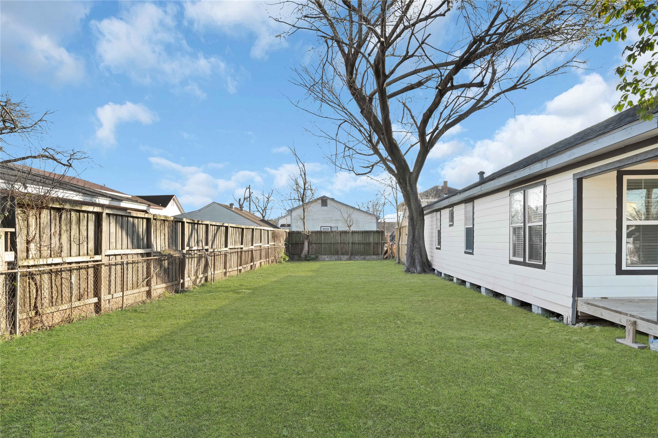 7814 Avenue F Houston, TX 77012 - Photo 26 of 28 a view of a house with backyard and garden