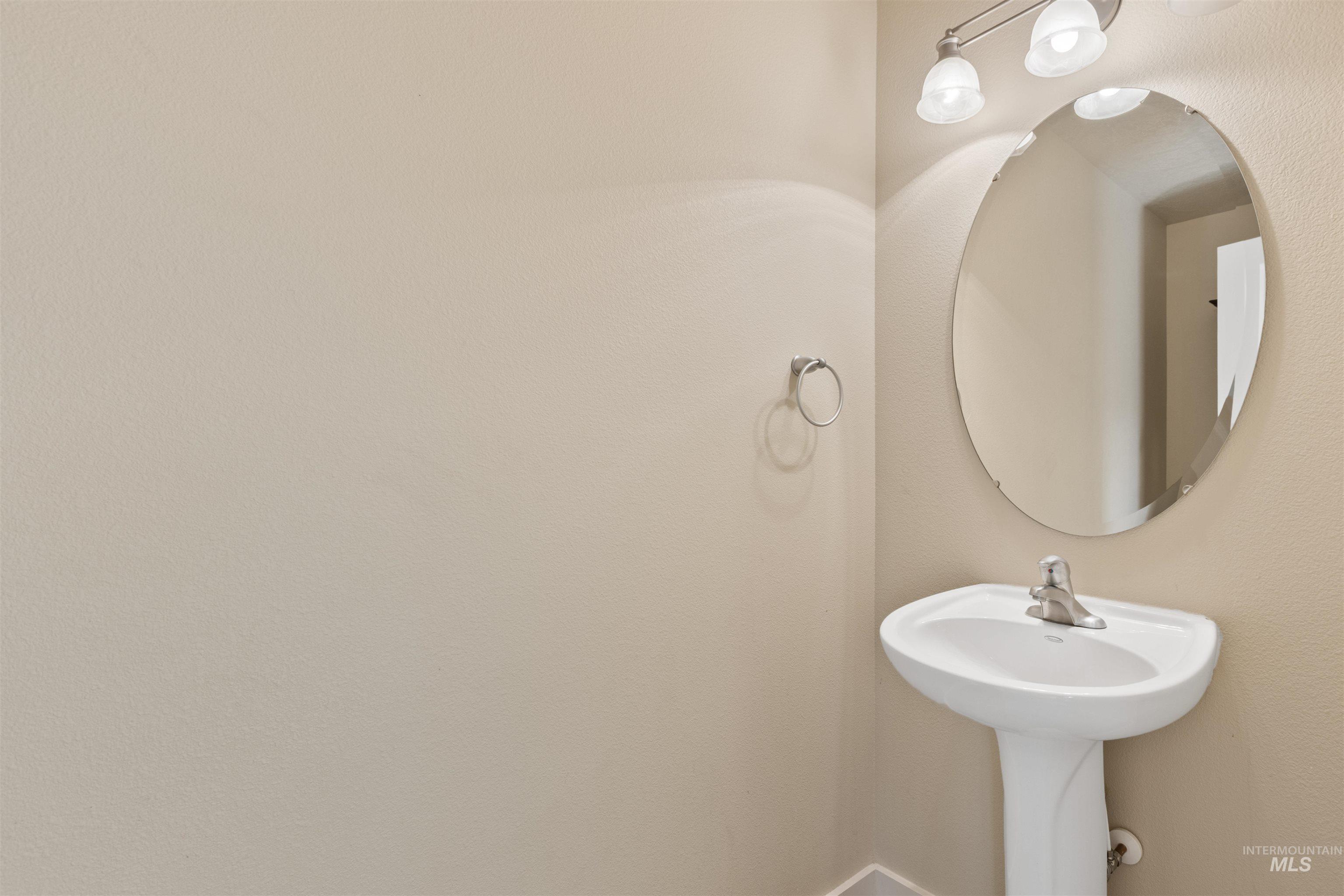 2209 South Amy Avenue Boise, ID 83706 - Photo 5 of 30 View of bathroom