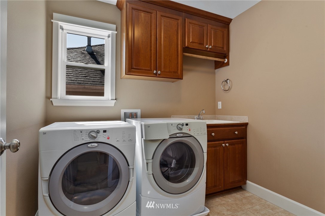 718 South 36th Place Renton, WA 98055 - Photo 35 of 40 a utility room with dryer and washer