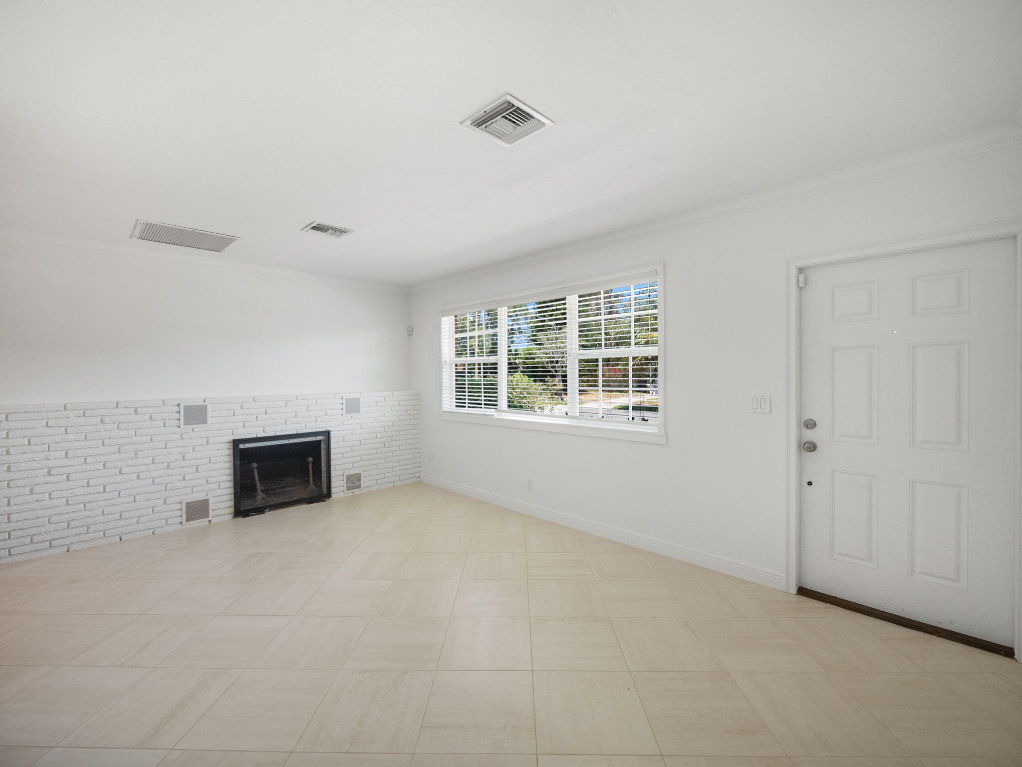 366 Bunker Ranch Road West Palm Beach, FL 33405 - Photo 4 of 17 Living Area