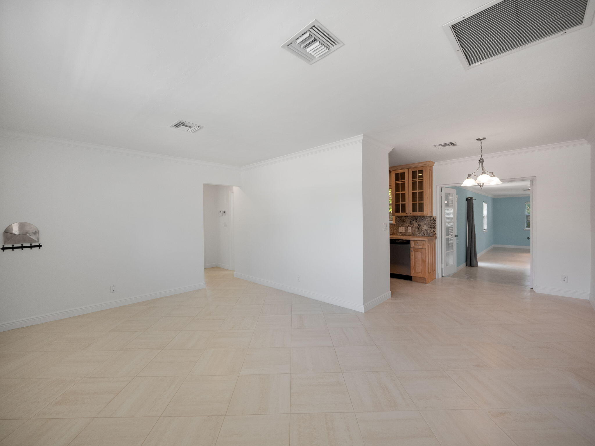 366 Bunker Ranch Road West Palm Beach, FL 33405 - Photo 5 of 17 Living Area