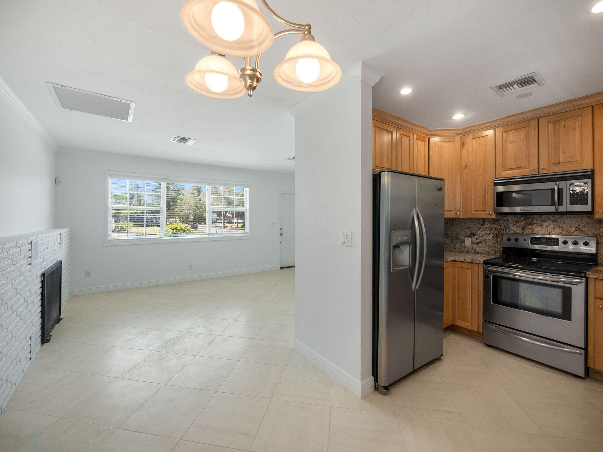 366 Bunker Ranch Road West Palm Beach, FL 33405 - Photo 8 of 17 Kitchen/Dining Area