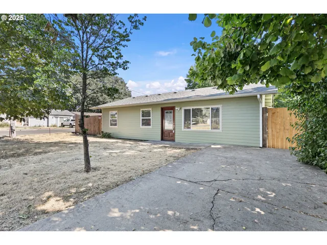 a view of a house with a backyard