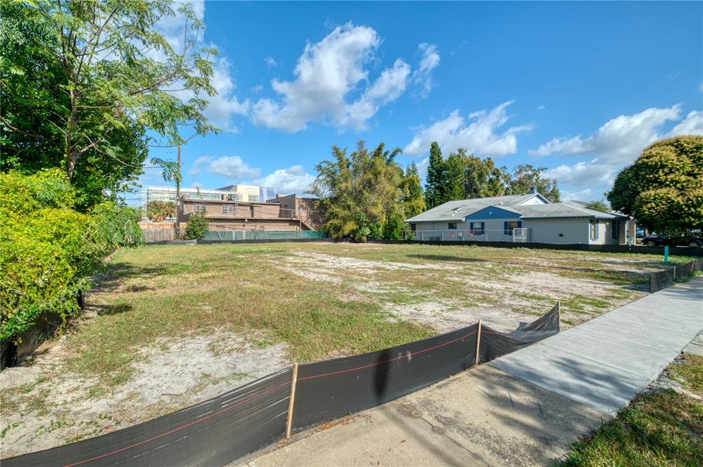 307 Harvard Street Orlando, FL 32804 - Photo 4 of 13 a view of a swimming pool with an outdoor space