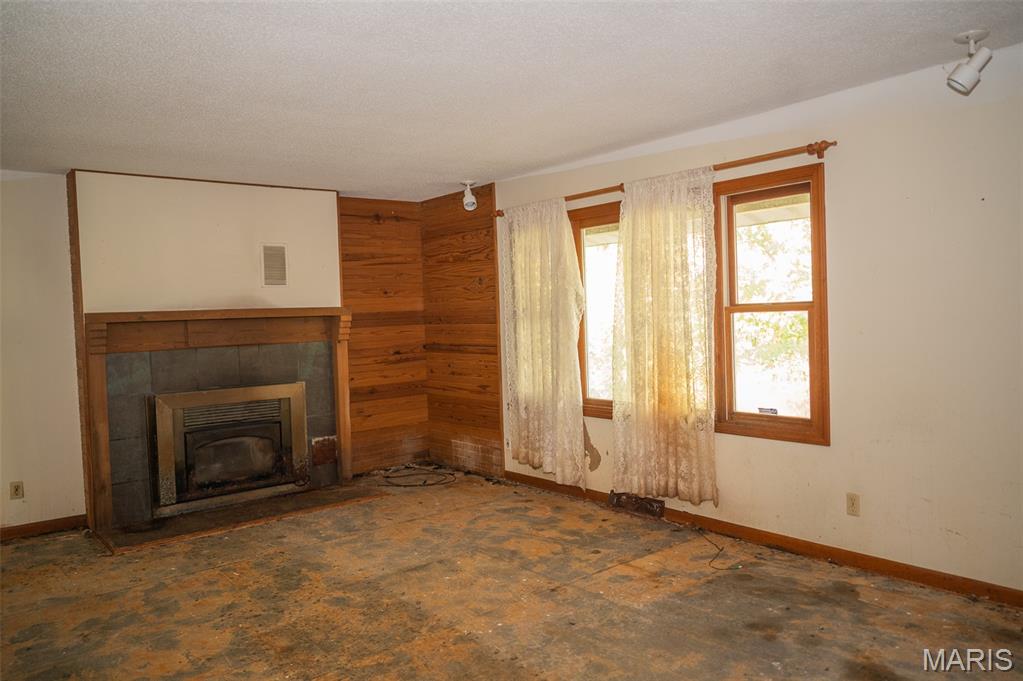 21132 Sawmill Road Versailles, MO 65084 - Photo 9 of 34