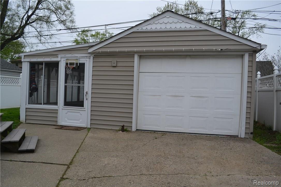 1186 Columbia Road Berkley, MI 48072 - Photo 6 of 38 DSC_0494.JPG