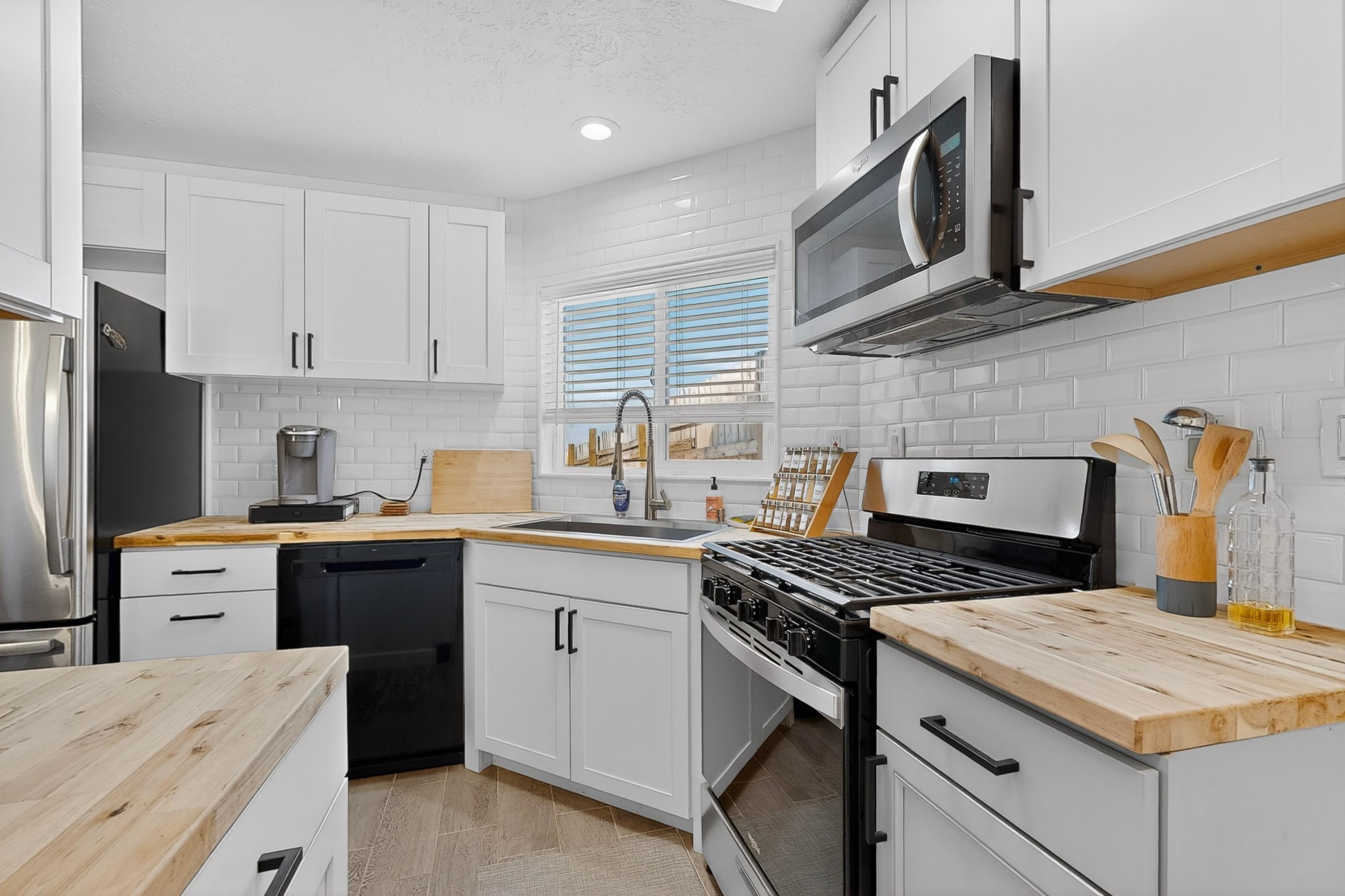 32 Lucero Road, Unit AB Santa Fe, NM 87508 - Photo 33 of 40 Casita Kitchen