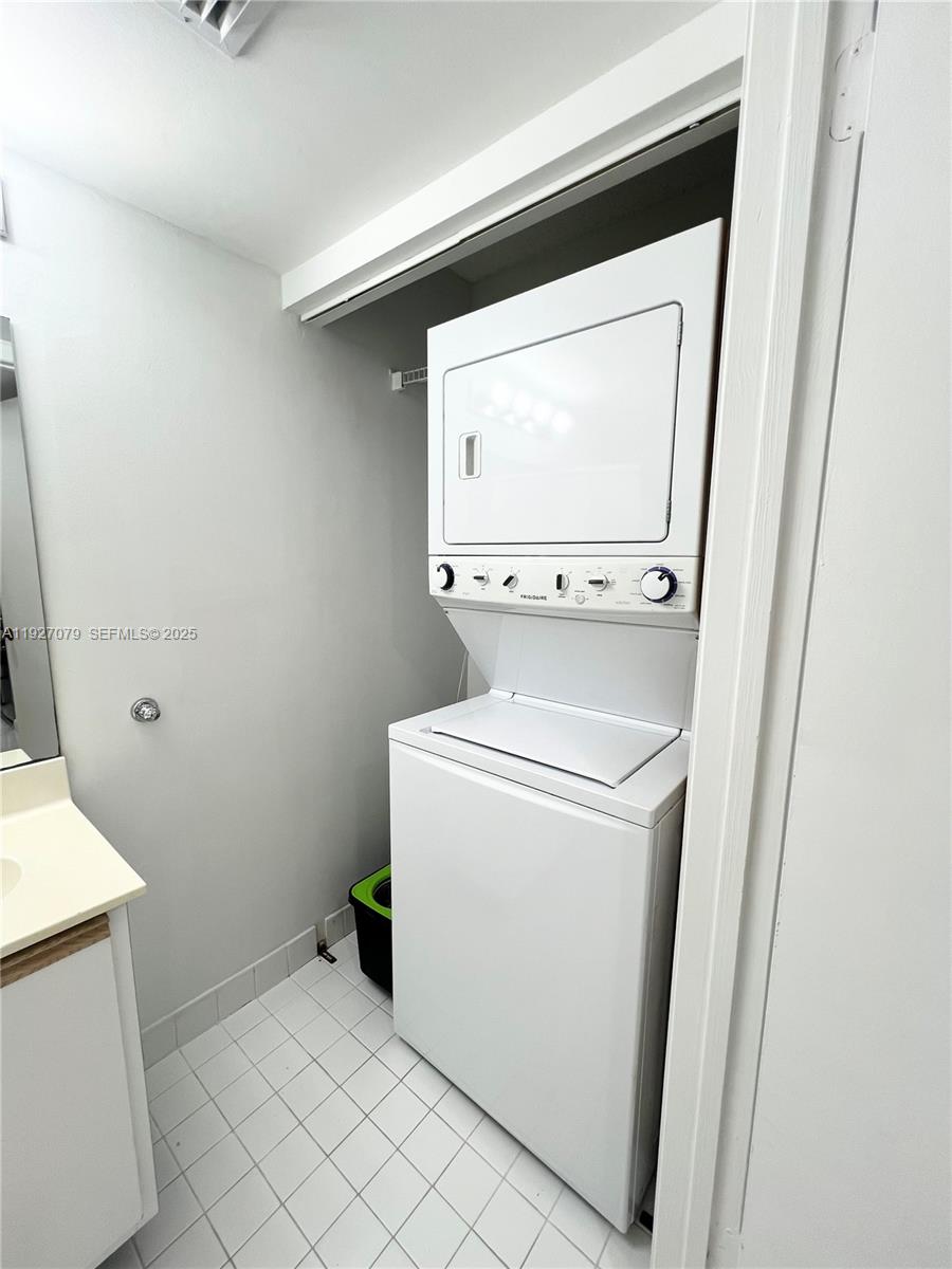 540 Brickell Key Drive, Unit 214 Miami, FL 33131 - Photo 9 of 48 a utility room with dryer and washer