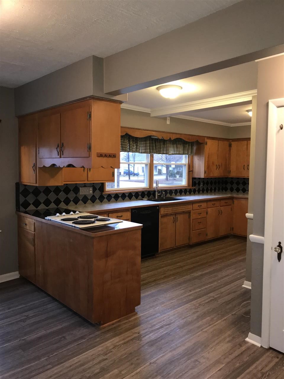 918 Nuttman Avenue Decatur, IN 46733 - Photo 3 of 12