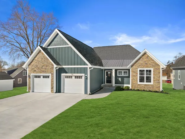 $743,999 | 327 Sandy Circle, Pewaukee, WI 53072