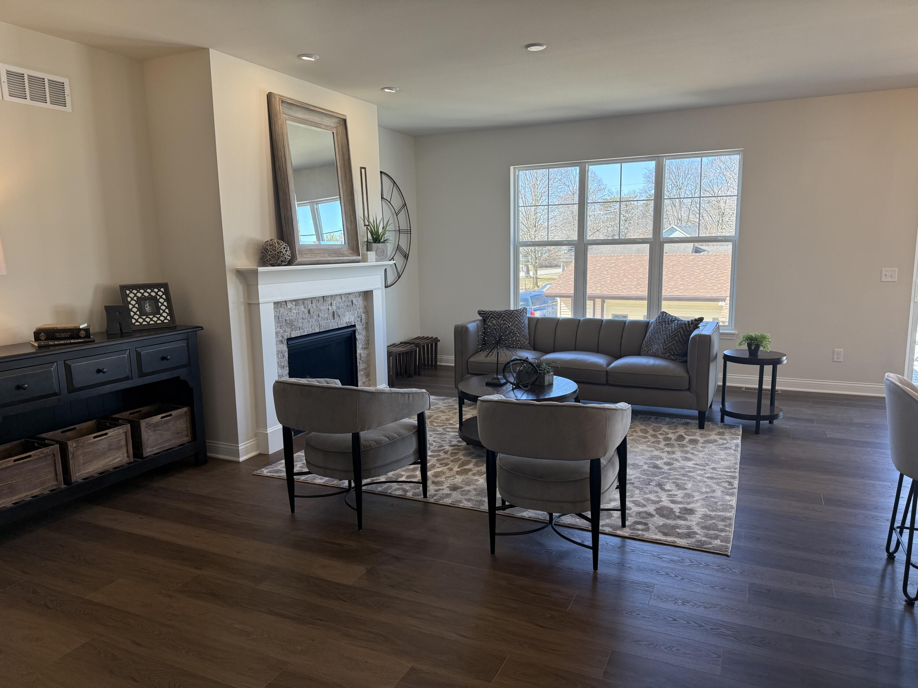 327 Sandy Circle Pewaukee, WI 53072 - Photo 4 of 22 Gas Fireplace