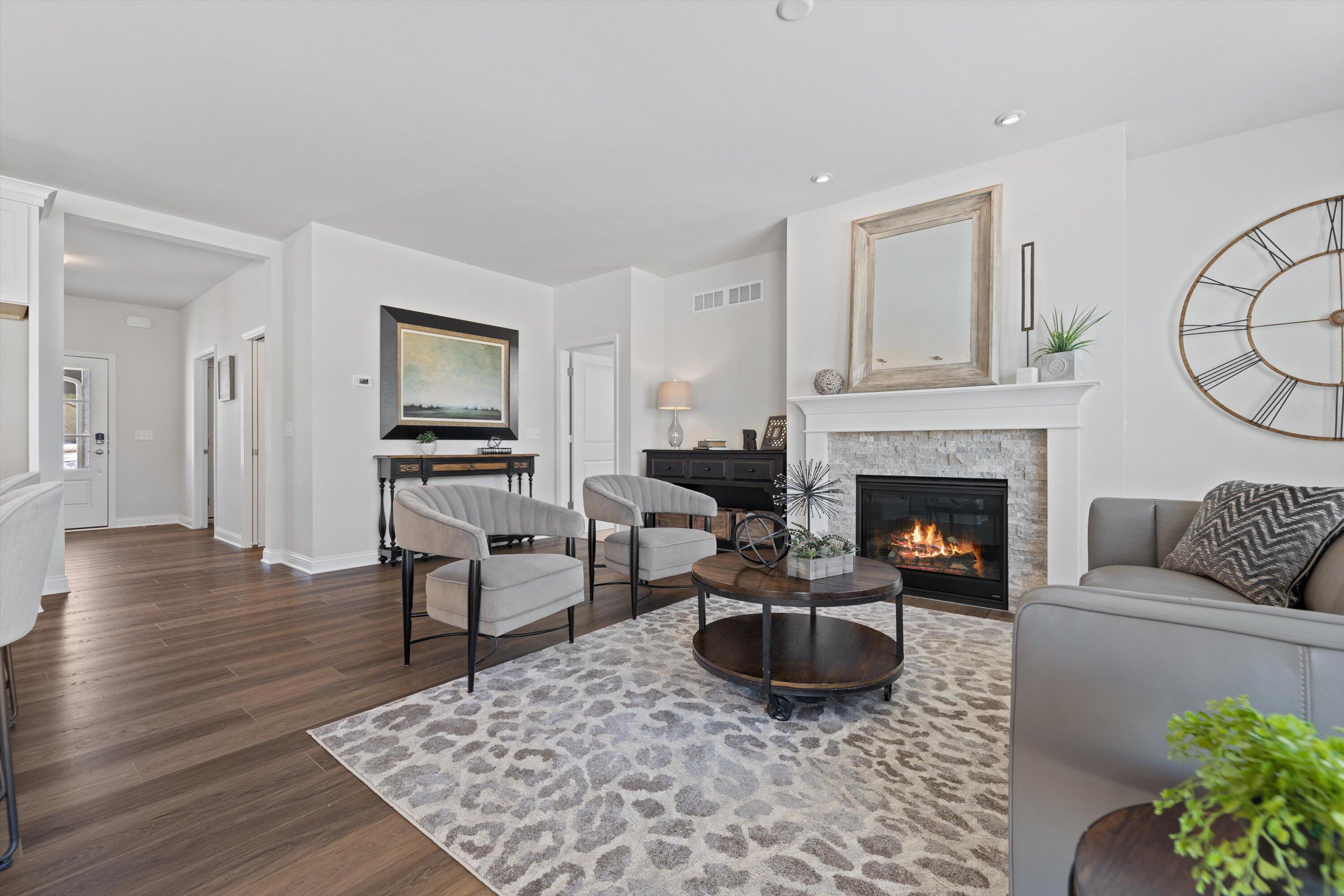 327 Sandy Circle Pewaukee, WI 53072 - Photo 6 of 36 Central Great Room