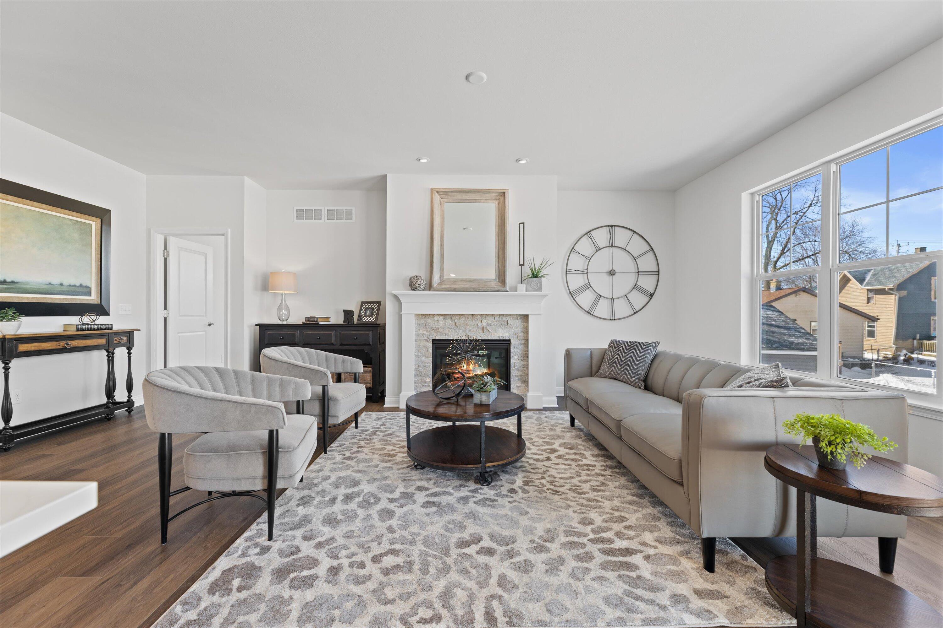 327 Sandy Circle Pewaukee, WI 53072 - Photo 7 of 36 Great room w/GFP