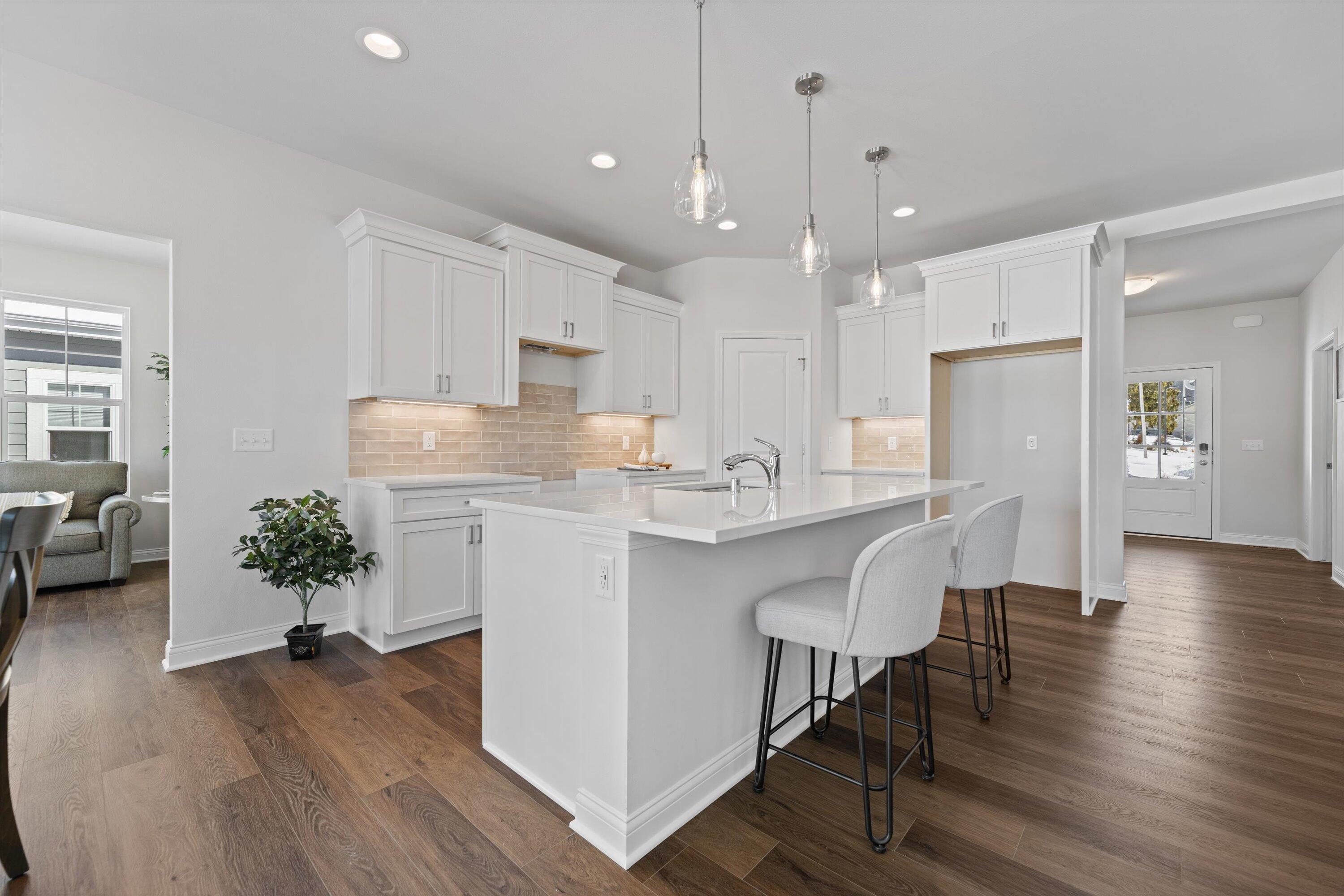 327 Sandy Circle Pewaukee, WI 53072 - Photo 10 of 36 Kitchen