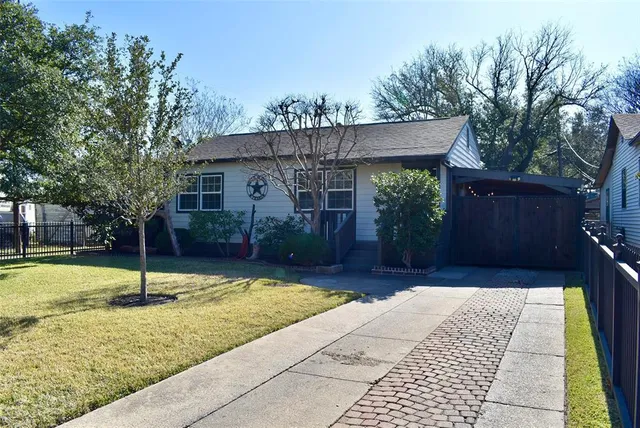 a view of a house with backyard and tree
