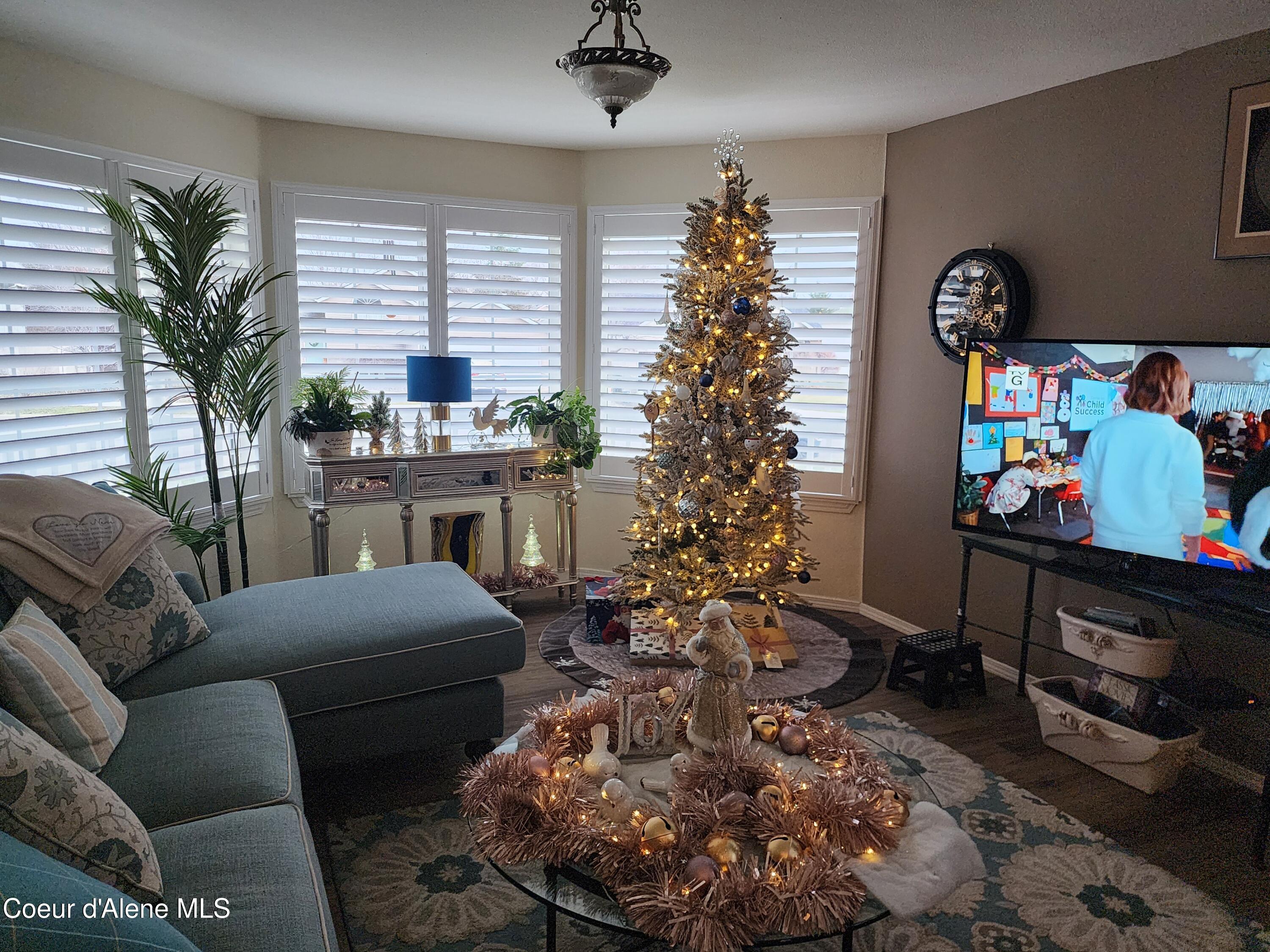 2815 North Slice Drive Post Falls, ID 83854 - Photo 10 of 55 Christmas Livi g Room