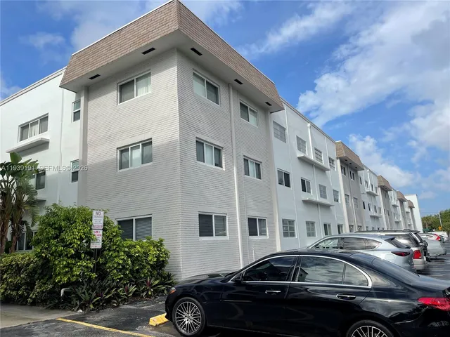 $1,950 | 581 Blue Heron Drive, Unit 318B, Hallandale Beach, FL 33009