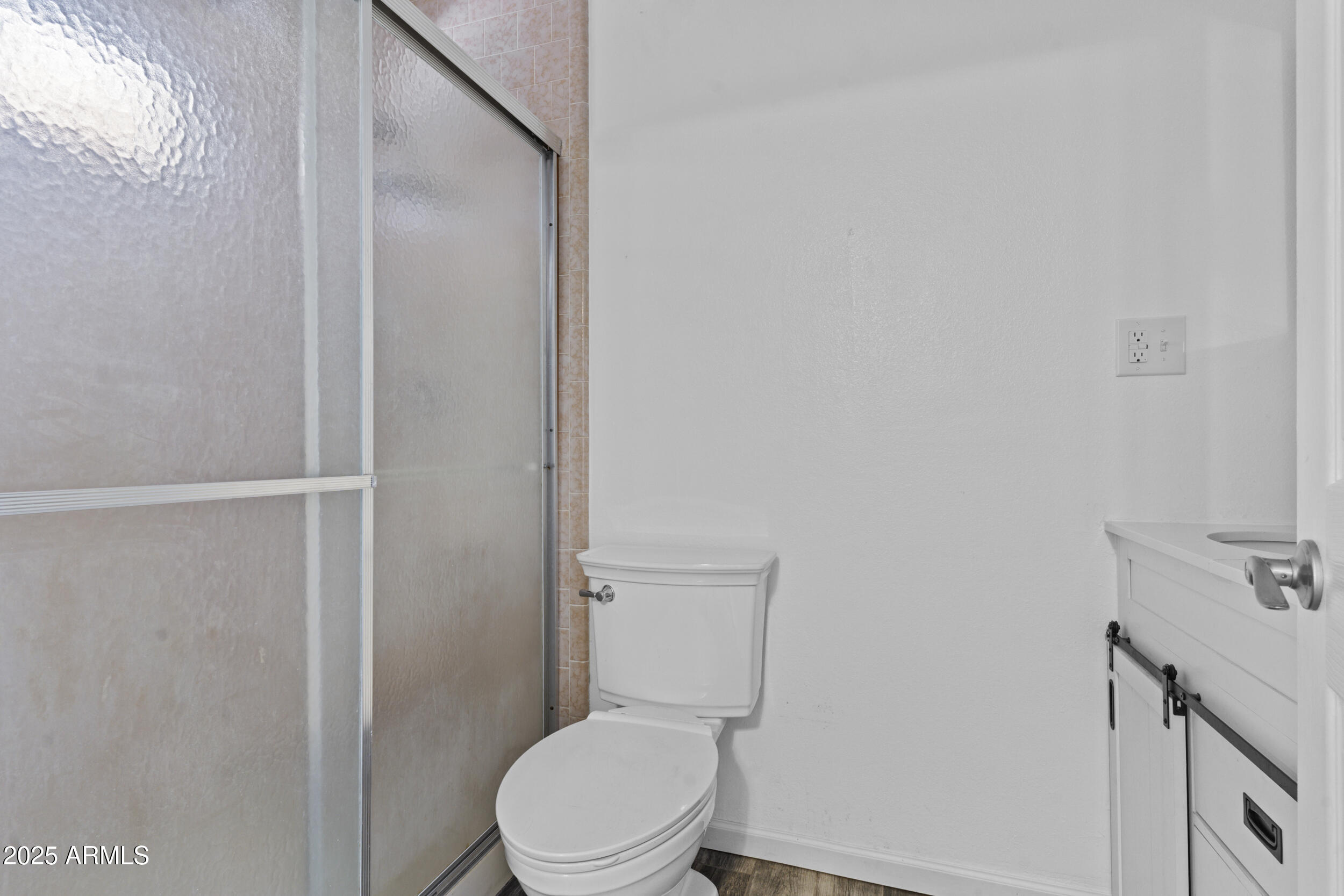 3754 West Hearn Road Phoenix, AZ 85053 - Photo 15 of 28 Primary Bath