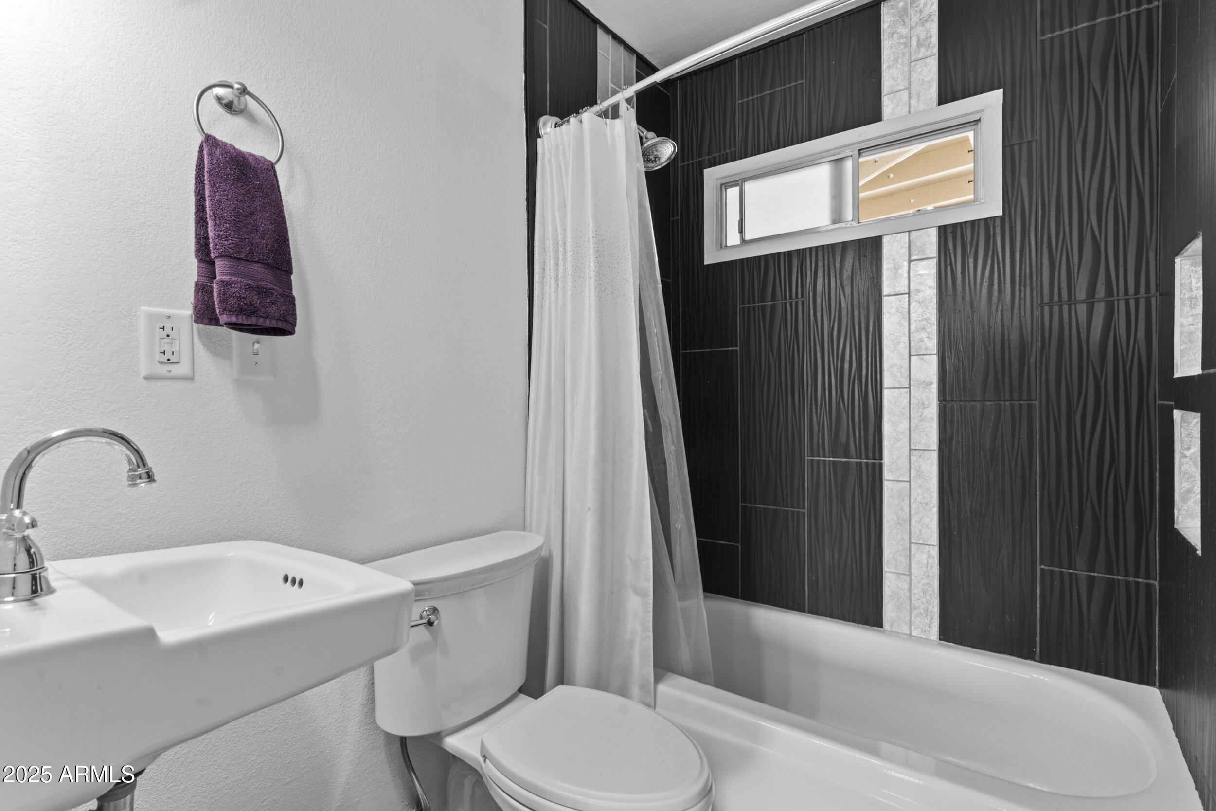 3754 West Hearn Road Phoenix, AZ 85053 - Photo 19 of 28 Secondary Bath