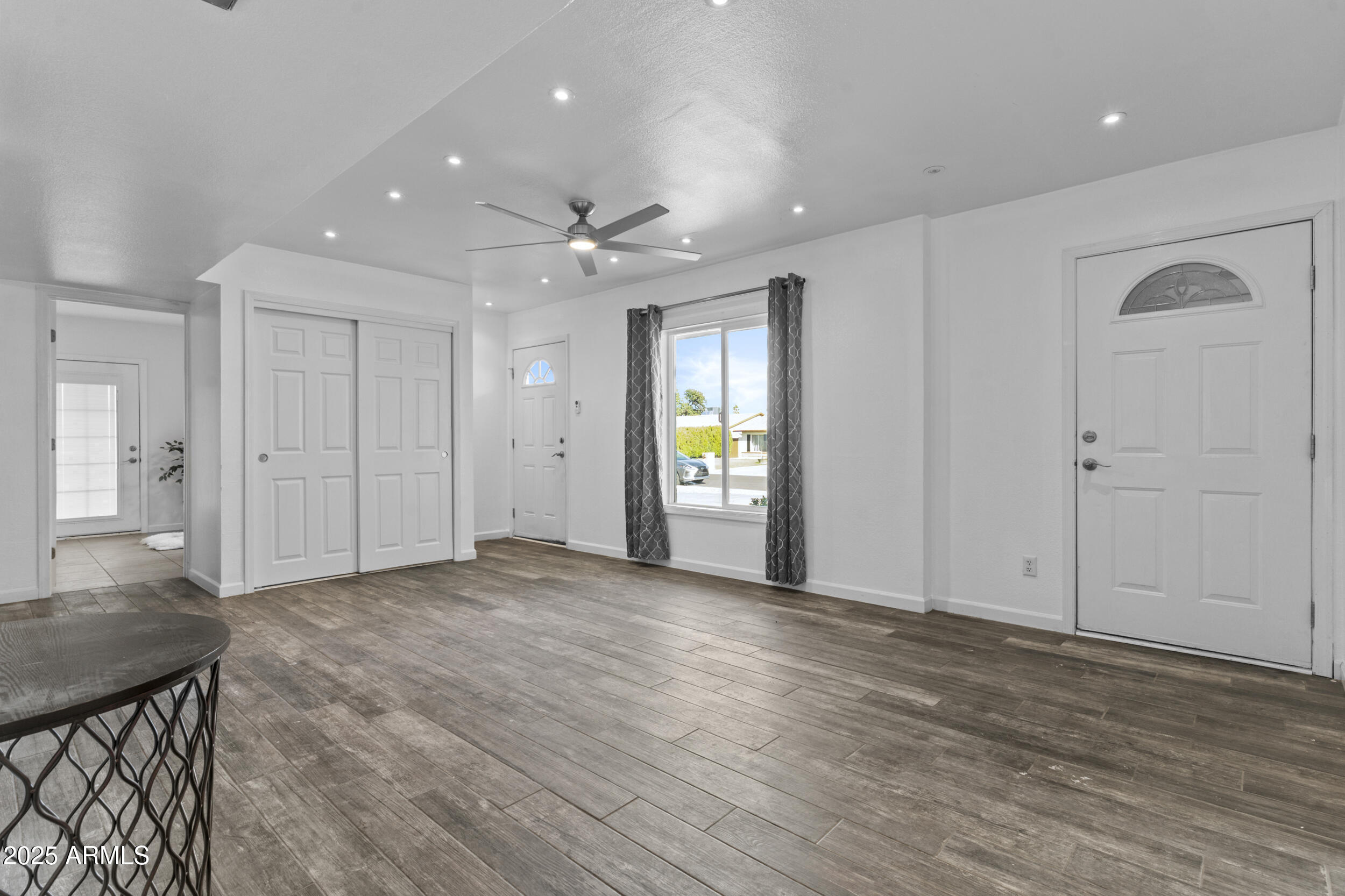 3754 West Hearn Road Phoenix, AZ 85053 - Photo 4 of 28 Front Room