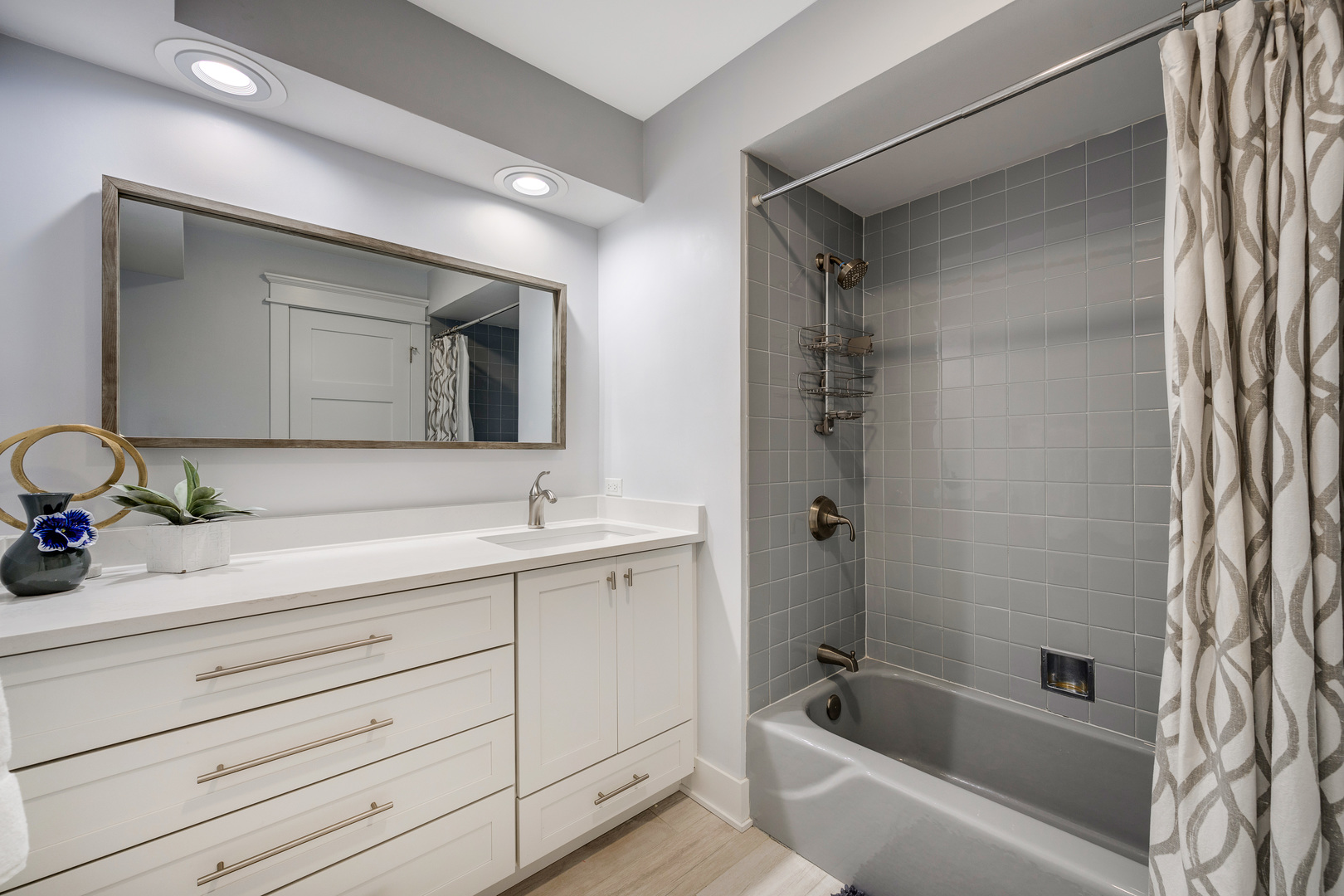 1627 Del Ogier Drive Glenview, IL 60025 - Photo 22 of 37 a bathroom with a tub sink and mirror