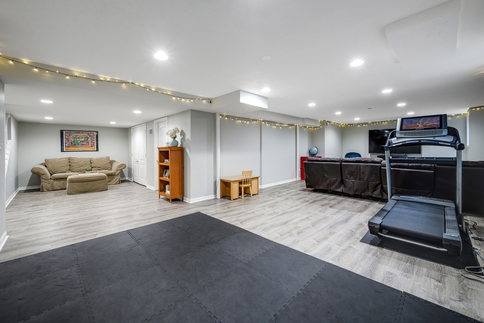 1627 Del Ogier Drive Glenview, IL 60025 - Photo 27 of 37 a view of a room with gym equipment and kitchen view