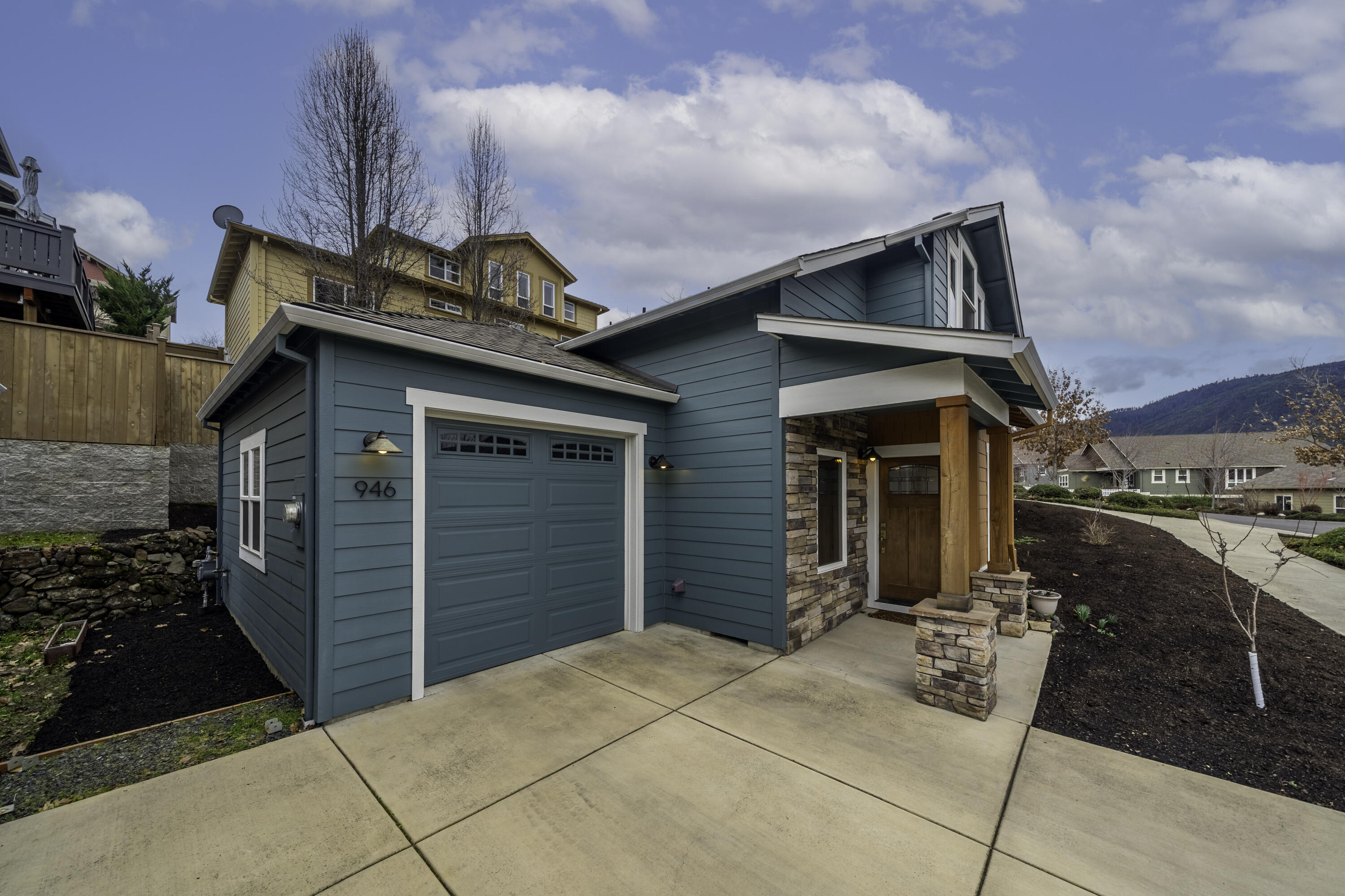 946 Stone Ridge Avenue Ashland, OR 97520 - Photo 5 of 26 DSC06309-HDR-Edit