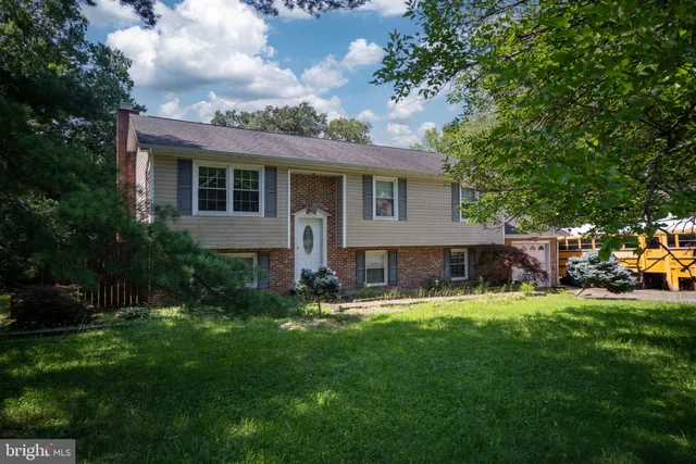 $369,900 | 102 Breezewood Drive, Fredericksburg, VA 22407
