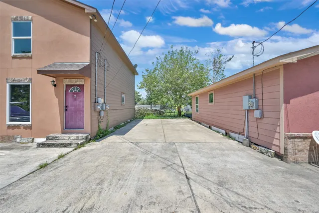 a view of a house with a backyard