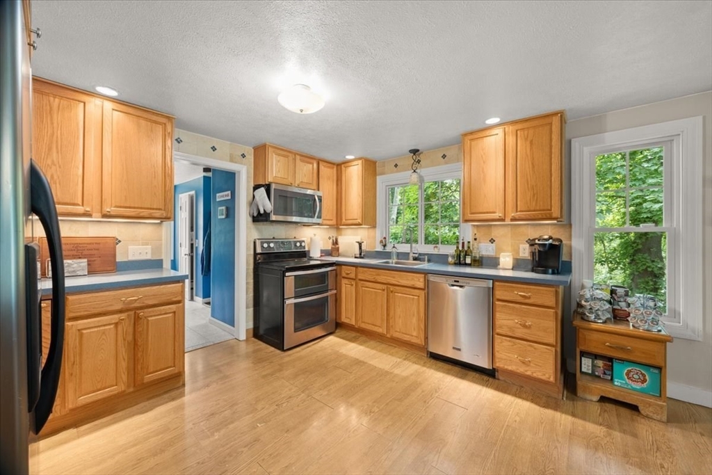 115 Springhill Avenue Bridgewater, MA 02324 - Photo 8 of 33