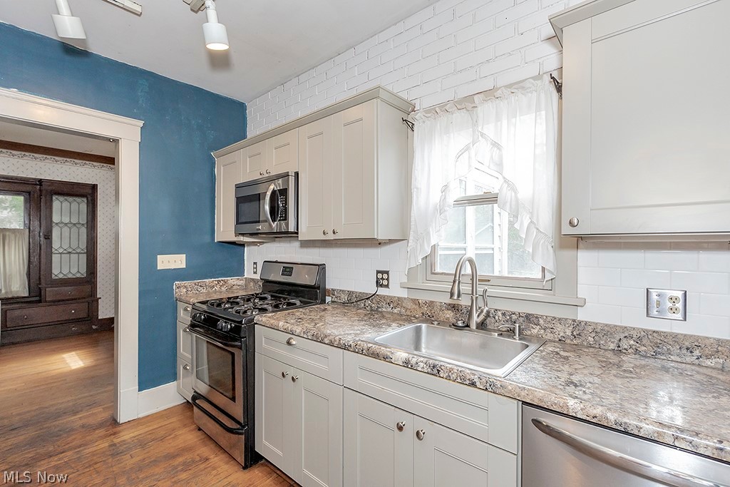 10412 Brighton Road Cleveland, OH 44108 - Photo 7 of 18 Kitchen
