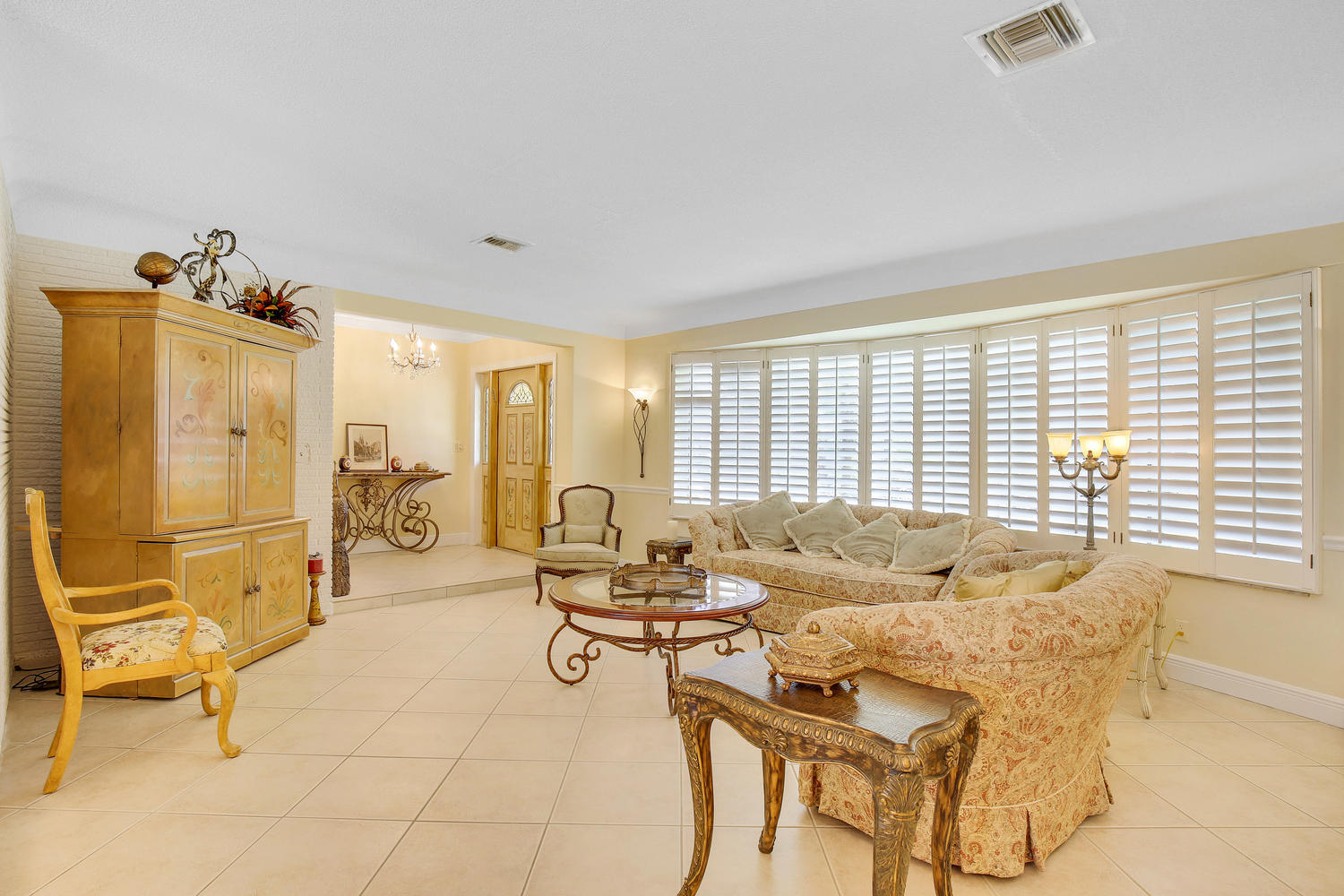 1071 Northwest 3rd Street Boca Raton, FL 33486 - Photo 4 of 25 Living room
