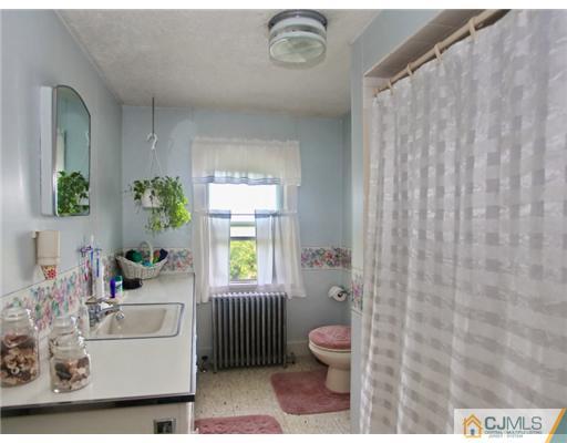 88 Halsey Reed Road Cranbury, NJ 08512 - Photo 16 of 18 a bathroom with a sink a toilet and tub