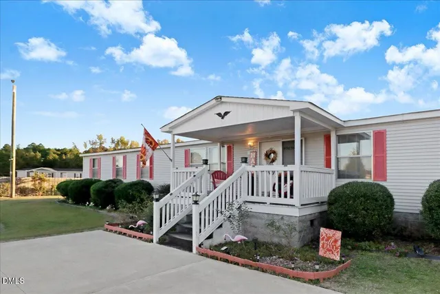 a view of a house with backyard and garden