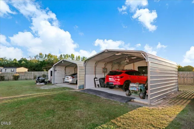 a view of a house with backyard