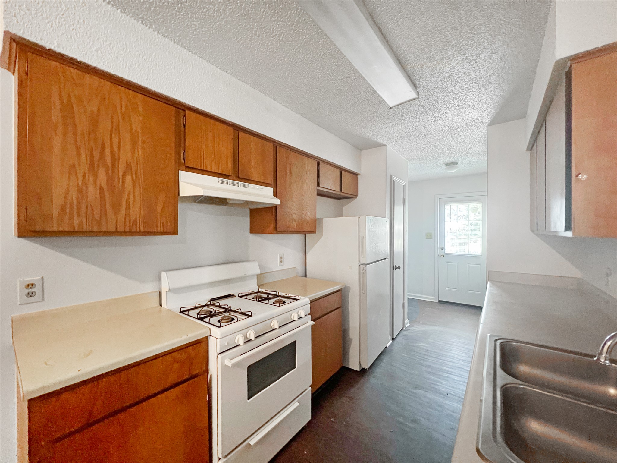 2010 Alex Avenue, Unit B Austin, TX 78728 - Photo 6 of 20 Kitchen - (Refrigerator there for tenant use, not maintained by landlord.)