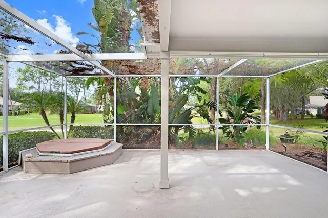 a view of a backyard