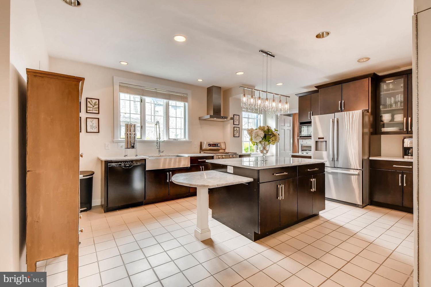 4 Millbrook Road Baltimore, MD 21218 - Photo 15 of 29 Breakfast Area Off Of Island