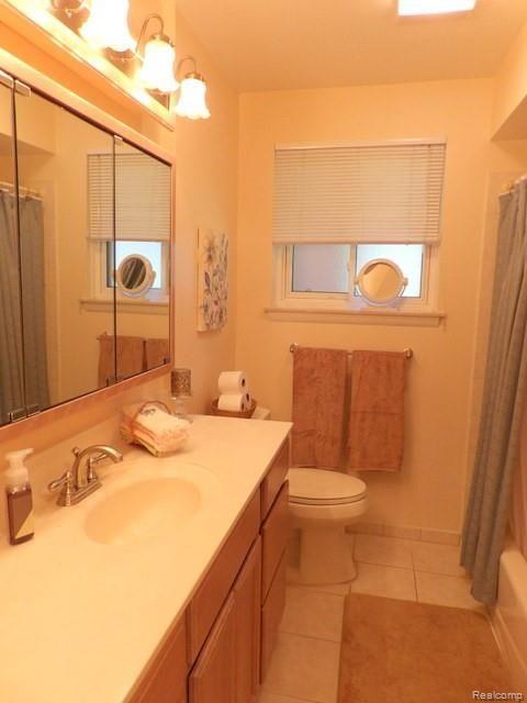 15325 Wick Road Allen Park, MI 48101 - Photo 30 of 45 UPDATED MAIN LEVEL CERAMIC TILE BATH!