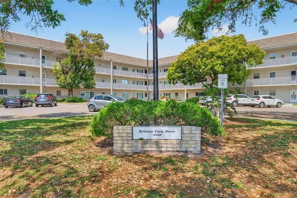 $209,900 | 2440 World Pkwy Boulevard, Unit 6, Clearwater, FL 33763