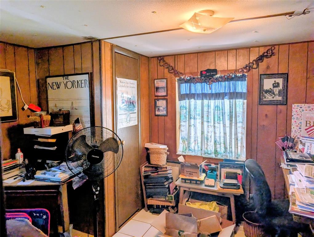 24514 Bonnet Road Astor, FL 32102 - Photo 25 of 37 a room with furniture and musical instruments