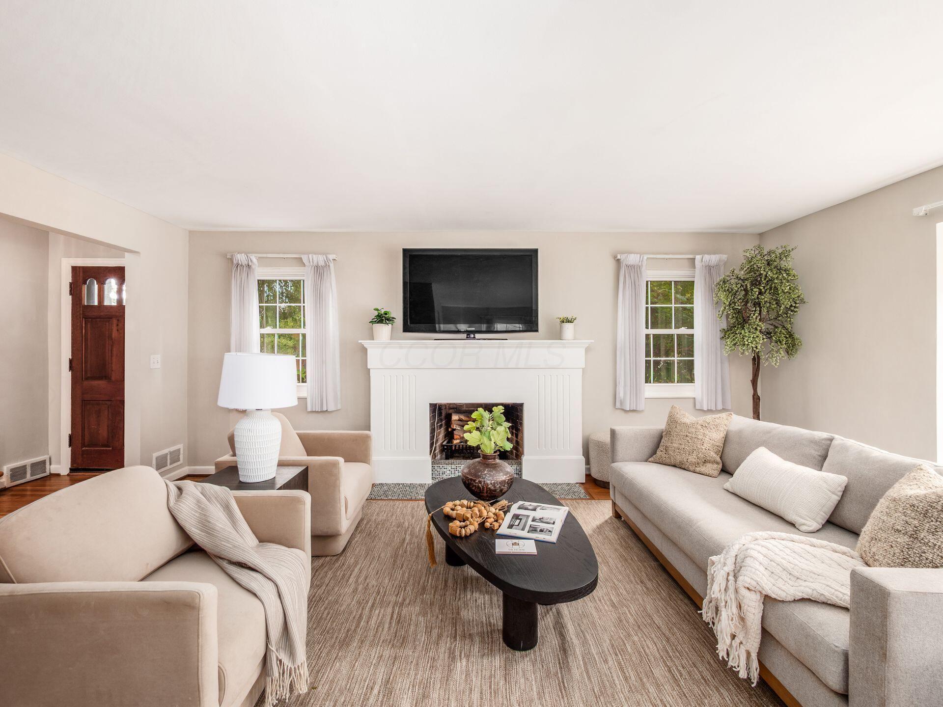 2569 Chester Road Upper Arlington, OH 43221 - Photo 6 of 52 Living Room