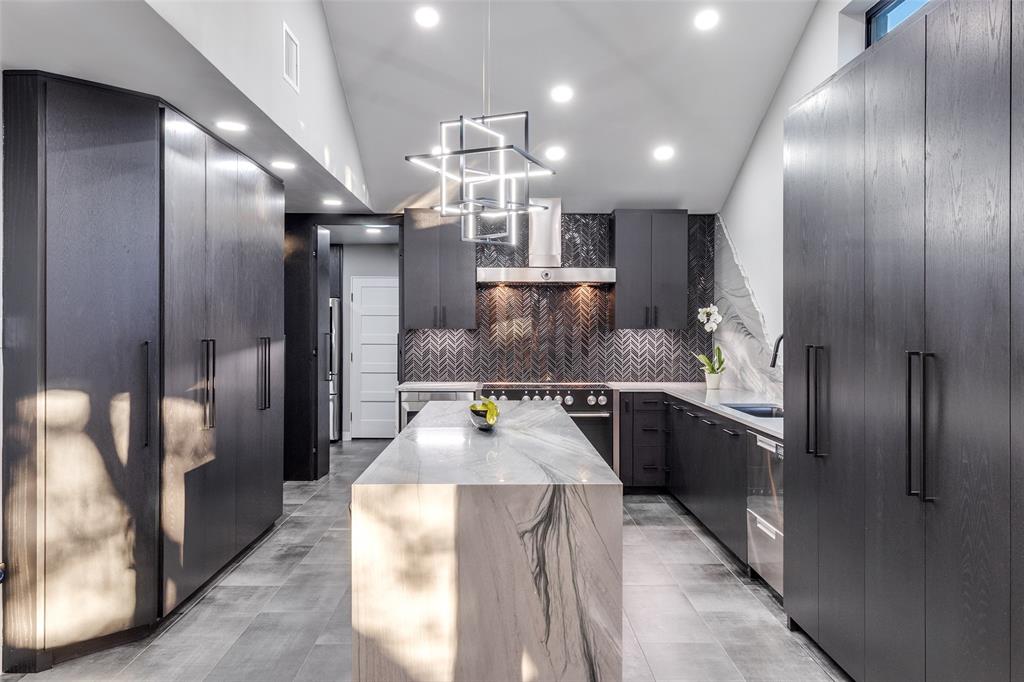 6566 Ridgeview Circle Dallas, TX 75240 - Photo 11 of 39 a large kitchen with stainless steel appliances kitchen island granite countertop a refrigerator and a sink