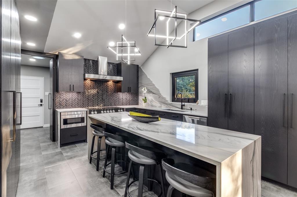 6566 Ridgeview Circle Dallas, TX 75240 - Photo 12 of 39 a kitchen with a table and chairs in it