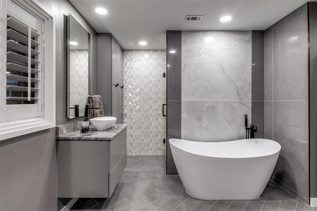 6566 Ridgeview Circle Dallas, TX 75240 - Photo 24 of 39 a bathroom with a bathtub and shower